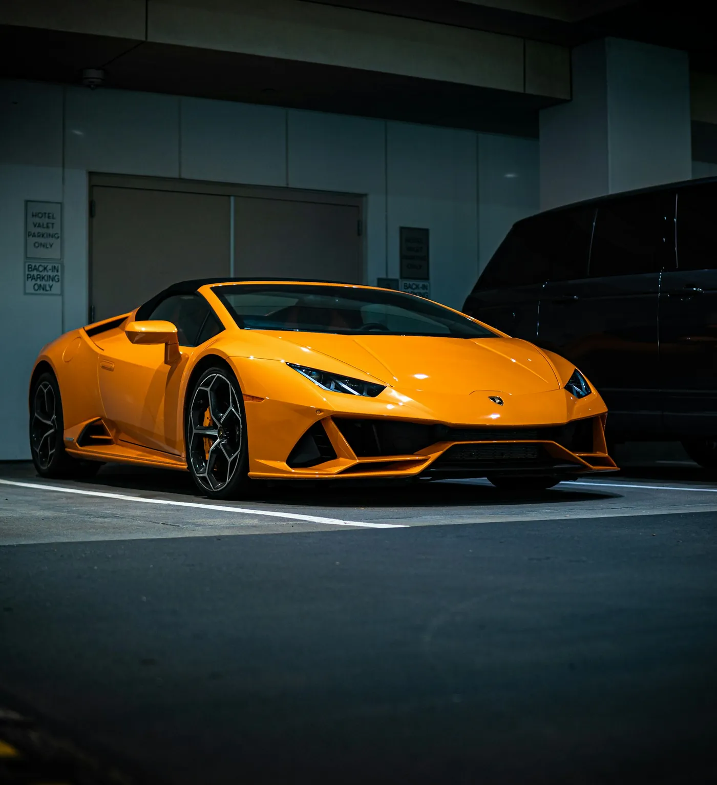 Orangefarbener Sportwagen in einer dunklen Garage