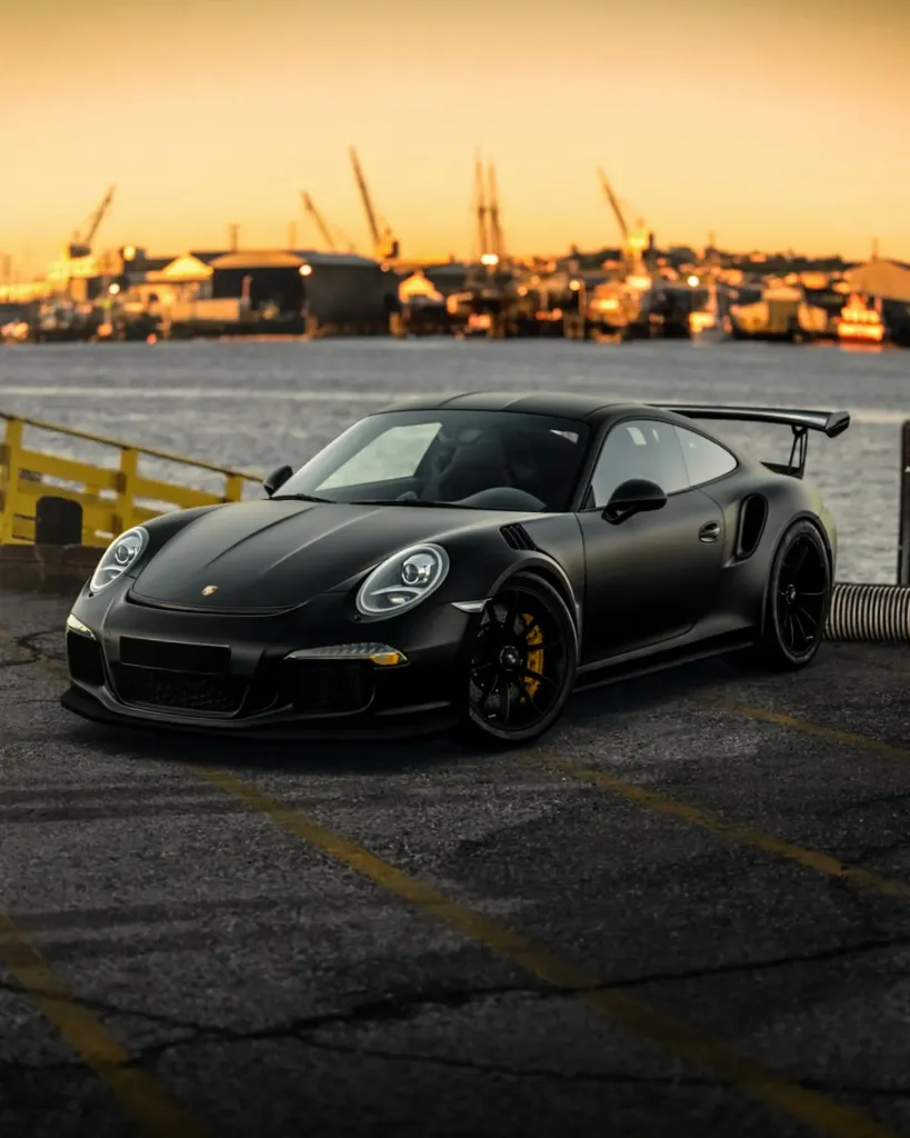 Schwarzer Porsche am Hafen