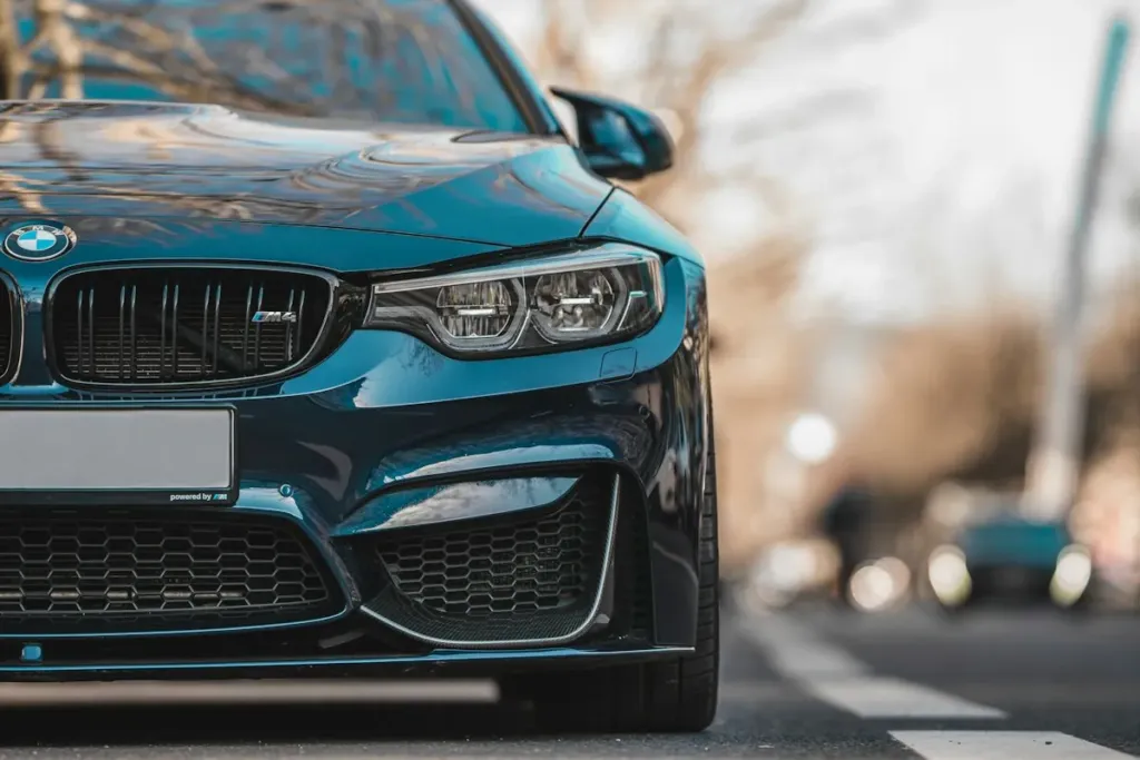 Front eines dunklen BMW