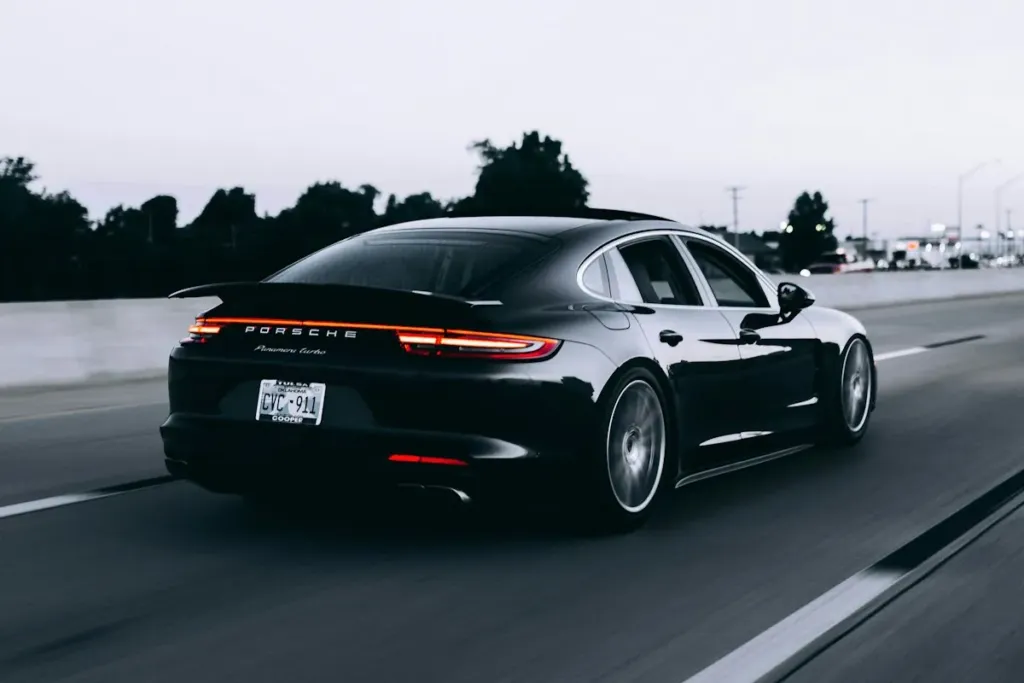 Schwarzer Porsche Panamera von hinten