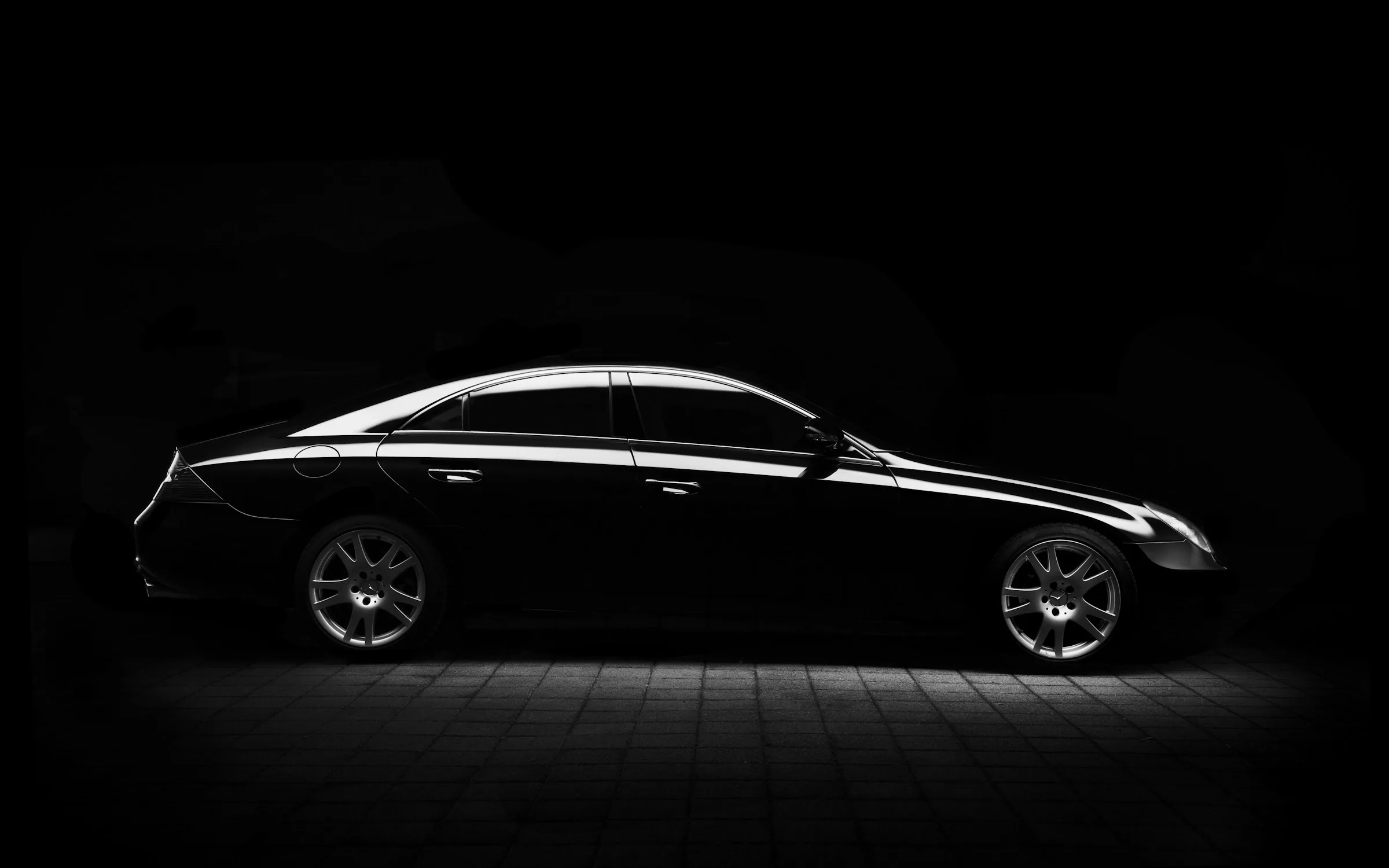 Schwarze Limousine mit glänzendem Lack im Studiolicht